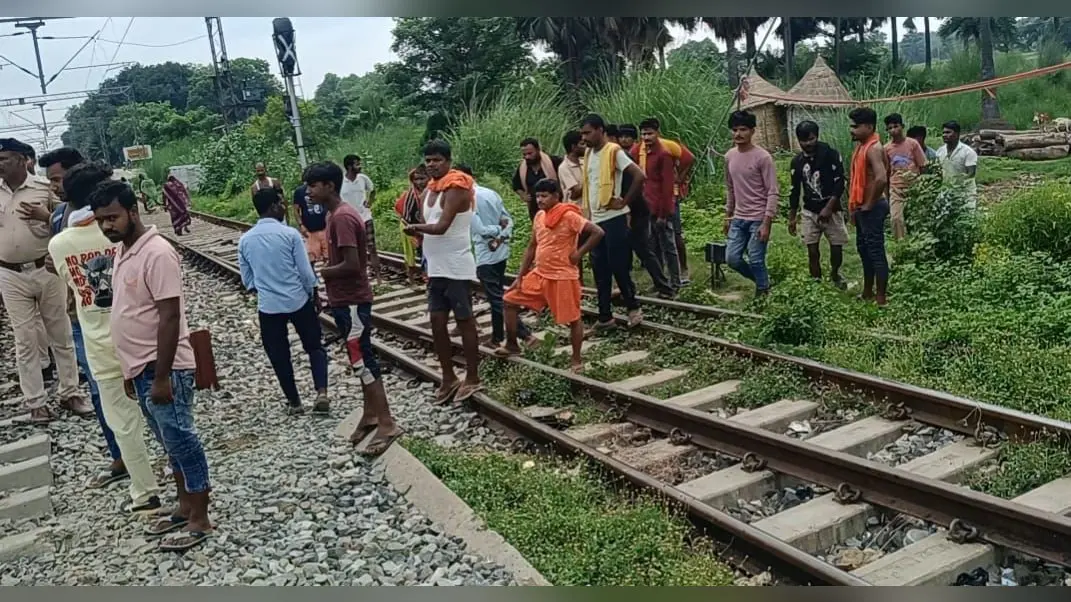 नोट: फोटो नंबर 18 सीएचपी 21 है कैप्सन होगा-घटनास्थल पर जुटे लोग | Prabhat Khabar Network नोट: फोटो नंबर 18 सीएचपी 21 है कैप्सन होगा-घटनास्थल पर जुटे लोग | Prabhat Khabar Network