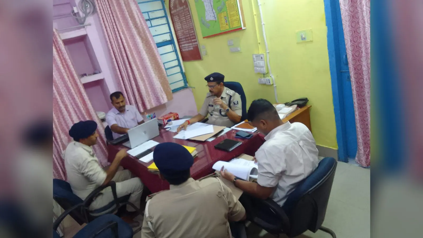 कांडों की समीक्षा करते पुलिस उपाधीक्षक राजेश कुमार | Prabhat Khabar Network कांडों की समीक्षा करते पुलिस उपाधीक्षक राजेश कुमार | Prabhat Khabar Network