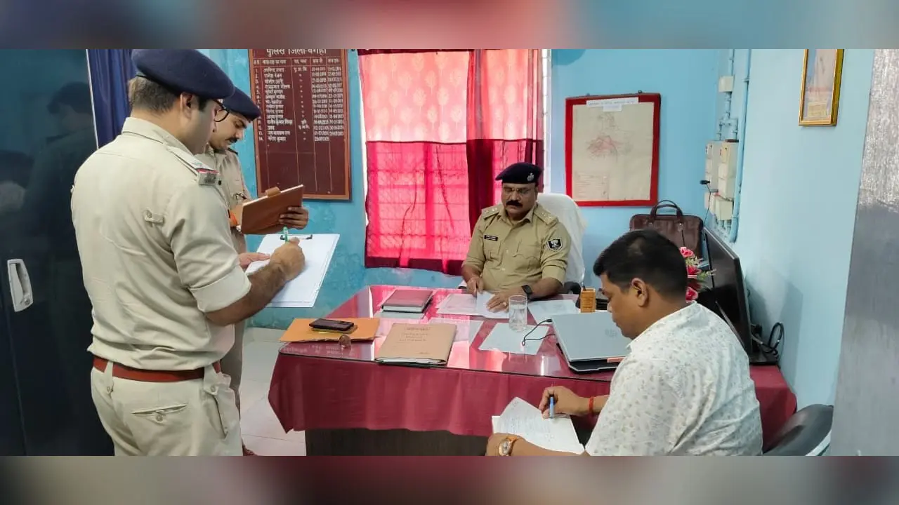 थाना में अभिलेख पंजीओ की जांच करते एसपी | Prabhat Khabar Network थाना में अभिलेख पंजीओ की जांच करते एसपी | Prabhat Khabar Network