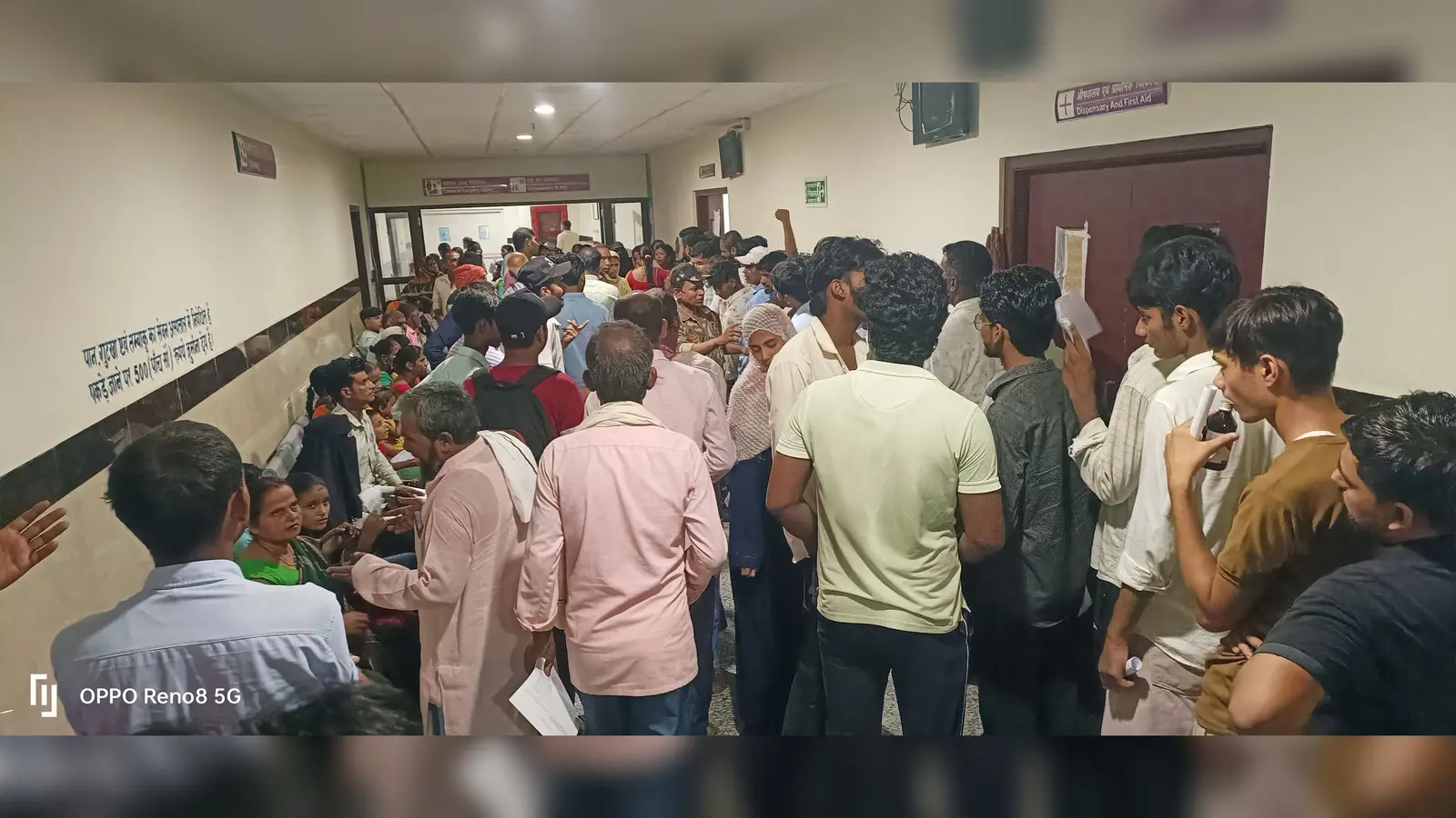 फोटो : जीएमसीएच की ओपीडी में भरी भीड़ फोटो : जीएमसीएच के एक वार्ड में मरीज की बेड पर बैठे आधा दर्जन परिजन फोटो : जीएमसीएच की लिफ्ट में भरी भीड़ | Prabhat Khabar Network फोटो : जीएमसीएच की ओपीडी में भरी भीड़ फोटो : जीएमसीएच के एक वार्ड में मरीज की बेड पर बैठे आधा दर्जन परिजन फोटो : जीएमसीएच की लिफ्ट में भरी भीड़ | Prabhat Khabar Network