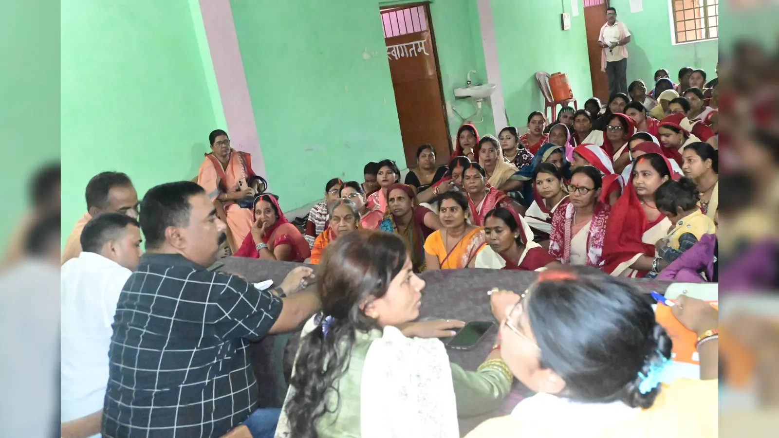 सेविकाओं के साथ बैठक करते ओबीसी मंत्री नीरज व अन्य | Prabhat Khabar Network सेविकाओं के साथ बैठक करते ओबीसी मंत्री नीरज व अन्य | Prabhat Khabar Network