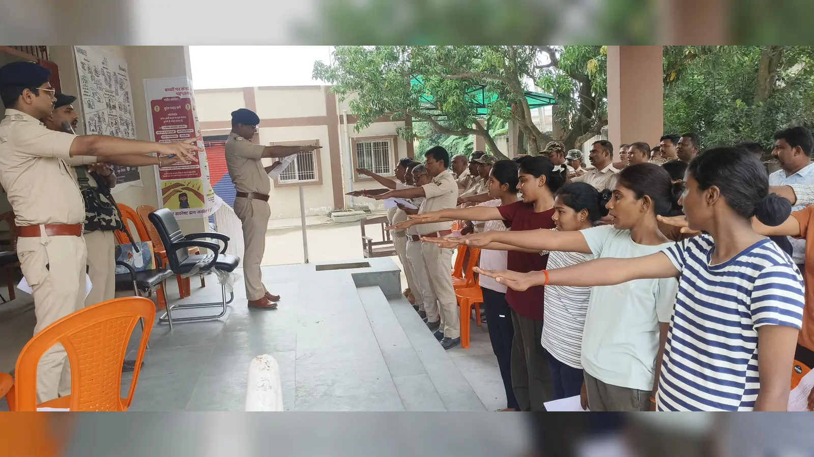 बिरौल थाना में चौकीदारों को शपथ दिलाते हुए पुलिस पदाधिकारी | Prabhat Khabar Network बिरौल थाना में चौकीदारों को शपथ दिलाते हुए पुलिस पदाधिकारी | Prabhat Khabar Network