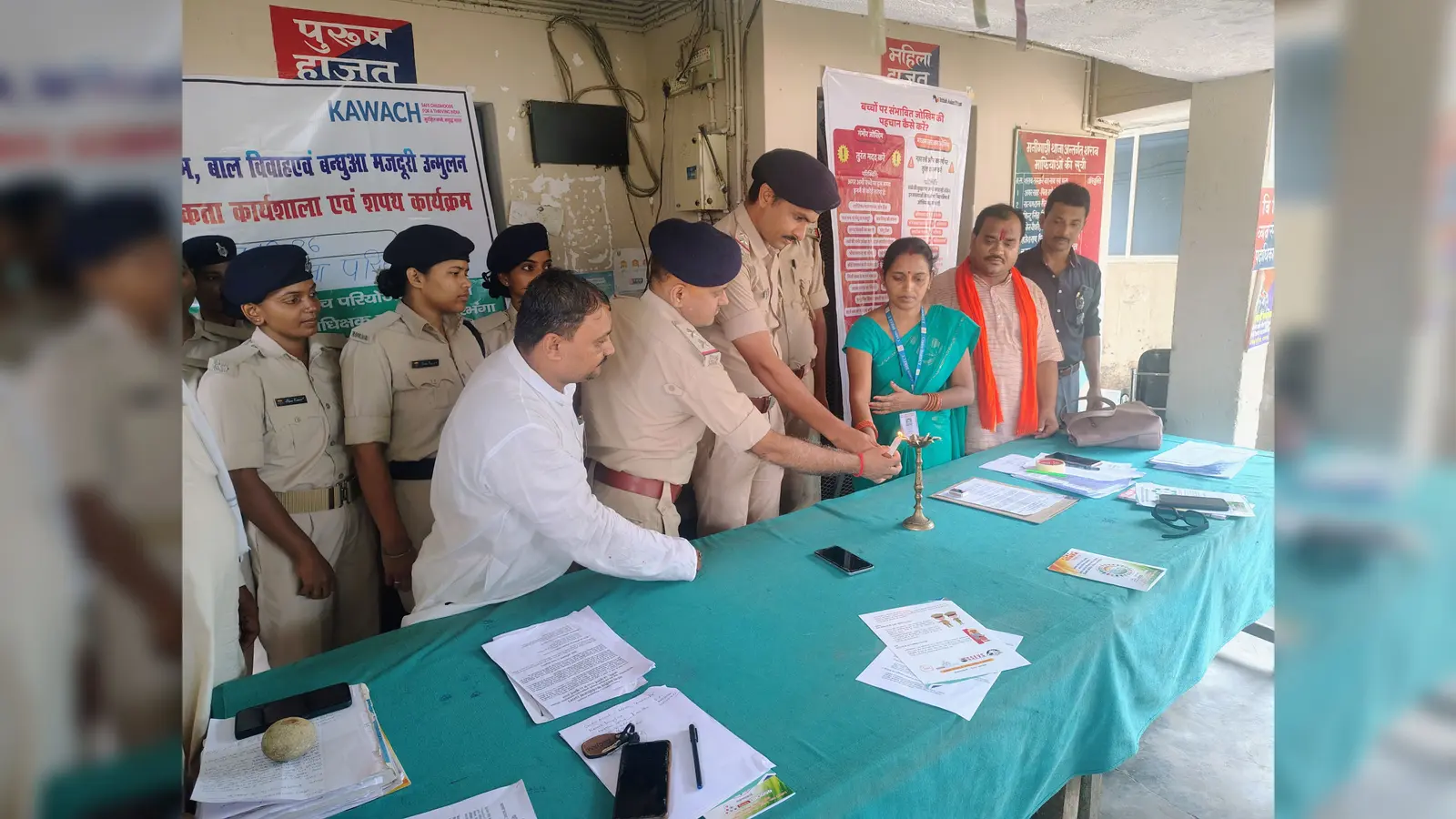दीप प्रज्वलित करते हुए थानाध्यक्ष रंजीत कुमार सिंह व अन्य | Prabhat Khabar Network दीप प्रज्वलित करते हुए थानाध्यक्ष रंजीत कुमार सिंह व अन्य | Prabhat Khabar Network