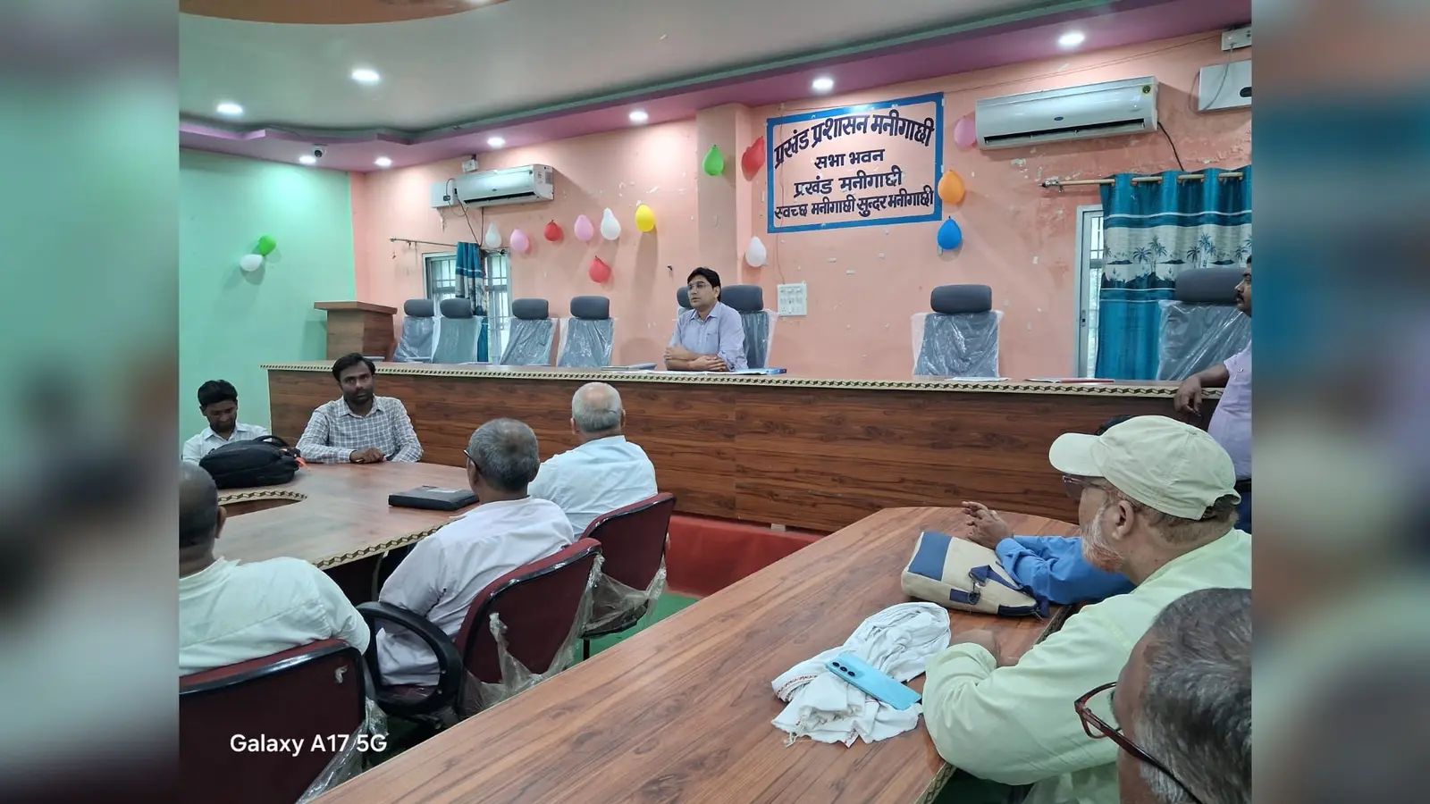 बी एल ओ के साथ बैठक करते हुए बी डी ओ संदीप कुमार पाण्डेय व अन्य | Prabhat Khabar Network बी एल ओ के साथ बैठक करते हुए बी डी ओ संदीप कुमार पाण्डेय व अन्य | Prabhat Khabar Network