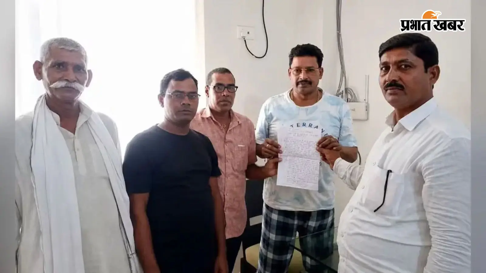 आजादी के बाद भी सड़क से वंचित कैलाशपुर के ग्रामीणों ने सांसद अभय कुशवाहा को सौंपा ज्ञापन आजादी के बाद भी सड़क से वंचित कैलाशपुर के ग्रामीणों ने सांसद अभय कुशवाहा को सौंपा ज्ञापन