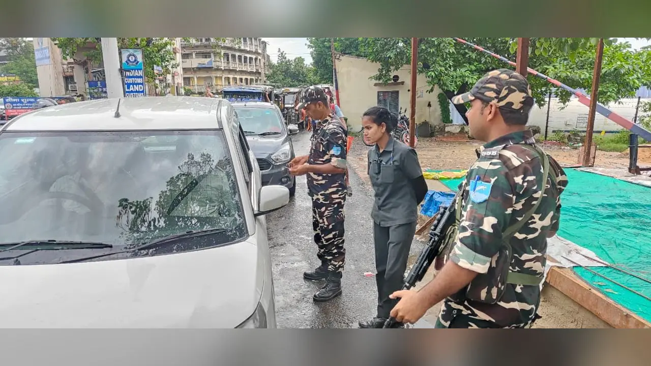 बॉर्डर पर जांच करते एसएसबी जवान | Prabhat Khabar Network बॉर्डर पर जांच करते एसएसबी जवान | Prabhat Khabar Network