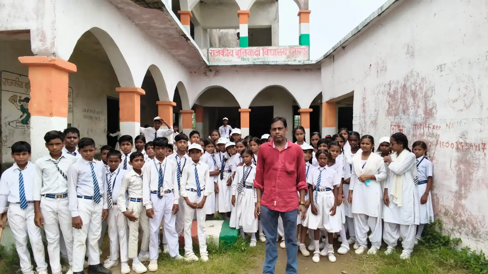 राष्ट्रीय बुनियादी विद्यालय रसलपुर में स्वच्छता अभियान कि शुरुआत करते बच्चे | Prabhat Khabar Network राष्ट्रीय बुनियादी विद्यालय रसलपुर में स्वच्छता अभियान कि शुरुआत करते बच्चे | Prabhat Khabar Network