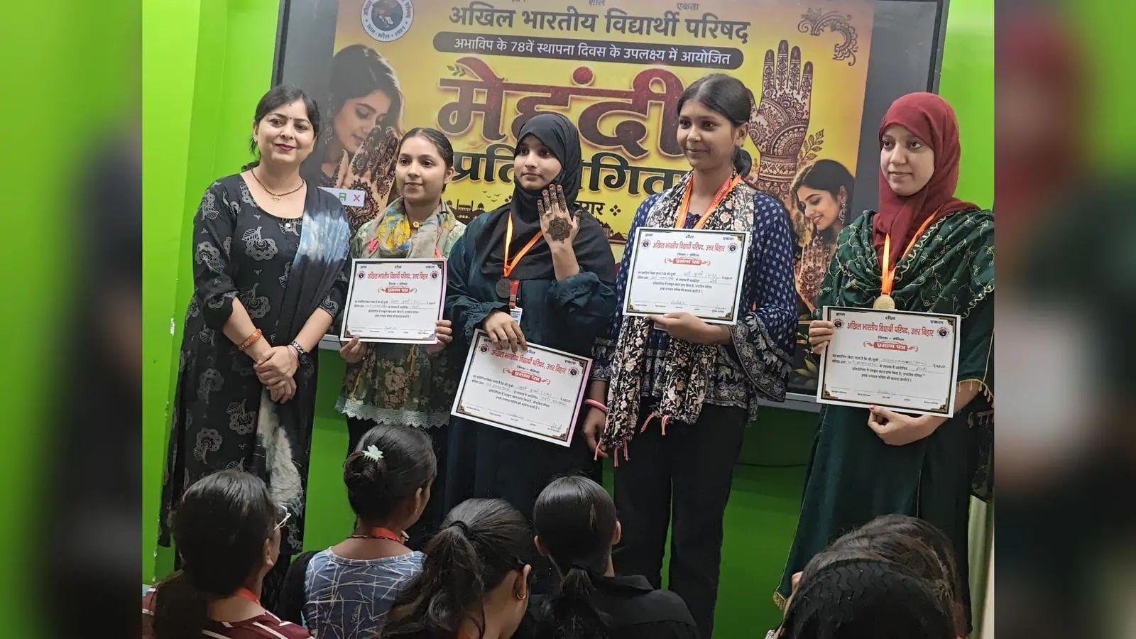 पुरस्कृत छात्राओं के साथ अतिथिगण | Prabhat Khabar Network पुरस्कृत छात्राओं के साथ अतिथिगण | Prabhat Khabar Network