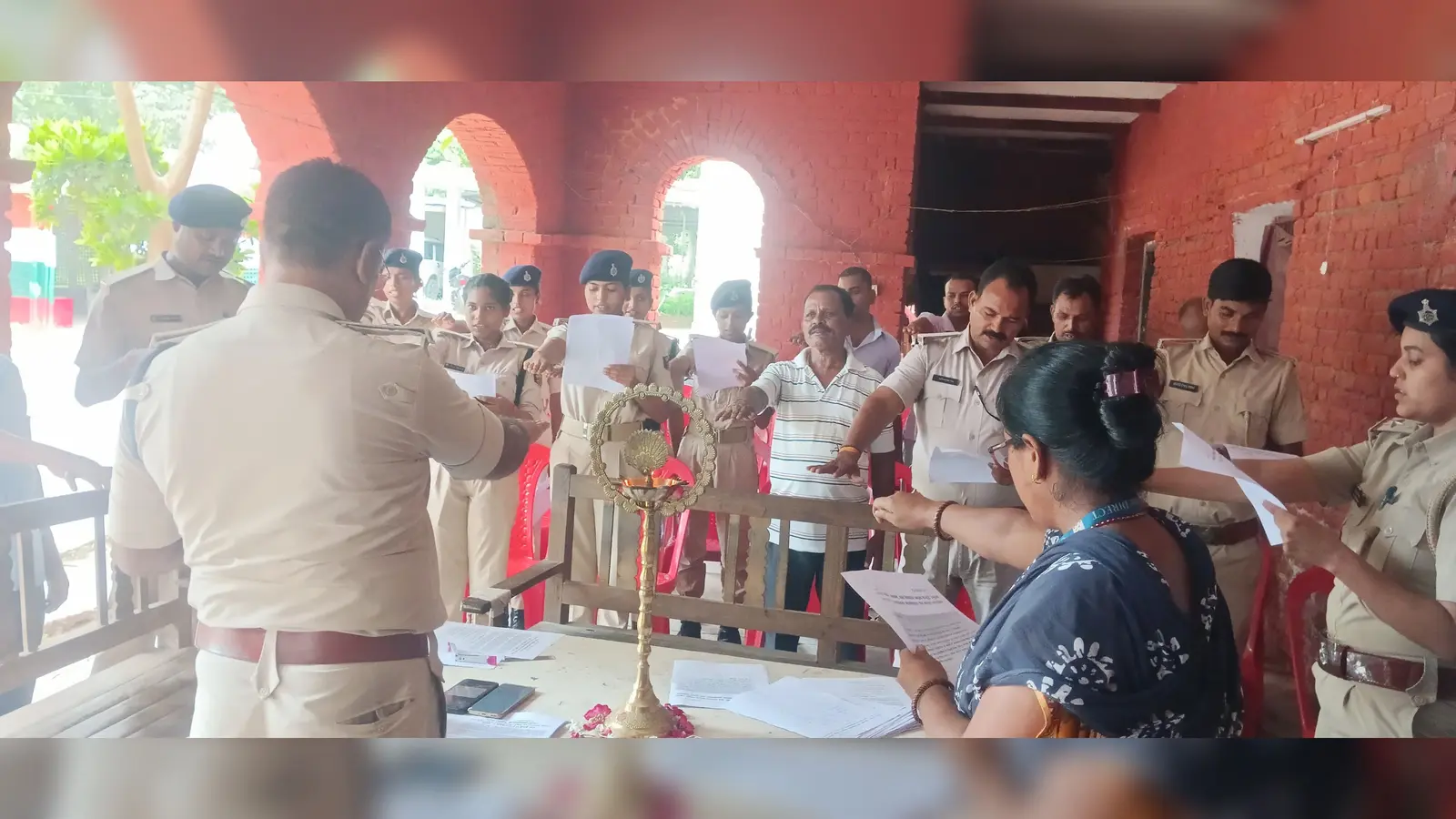 शपथ लेते पुलिस कर्मी | Prabhat Khabar Network शपथ लेते पुलिस कर्मी | Prabhat Khabar Network