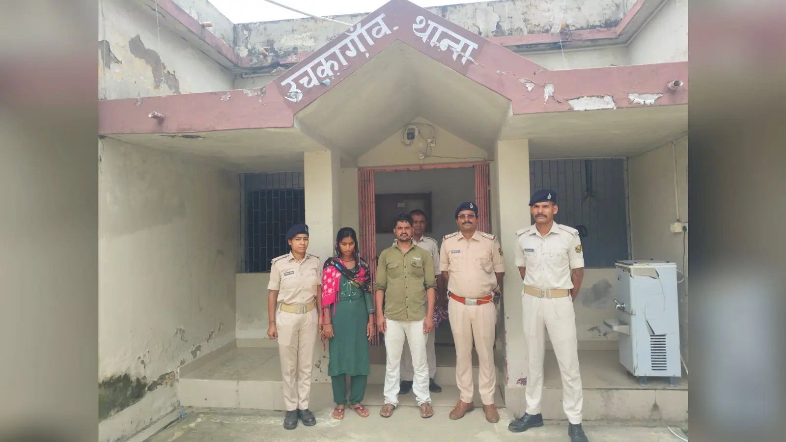 महिला की हत्या के मामले में गिरफ़्तार आरोपितों को न्यायालय ले जाती पुलिस | Prabhat Khabar Network महिला की हत्या के मामले में गिरफ़्तार आरोपितों को न्यायालय ले जाती पुलिस | Prabhat Khabar Network
