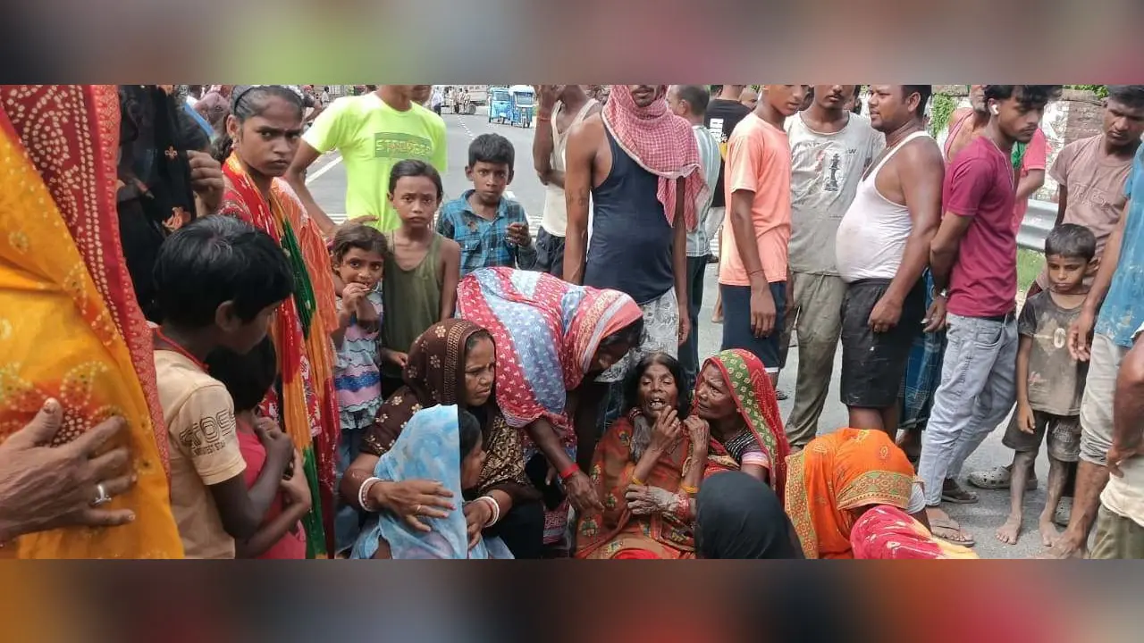 नोट: फोटो नंबर 18 सीएचपी 27 है कैप्सन होगा- सड़क दुर्घटना में मजदूर की हुई मौत के बाद रोते बिलखते हुए परिजन | Prabhat Khabar Network नोट: फोटो नंबर 18 सीएचपी 27 है कैप्सन होगा- सड़क दुर्घटना में मजदूर की हुई मौत के बाद रोते बिलखते हुए परिजन | Prabhat Khabar Network