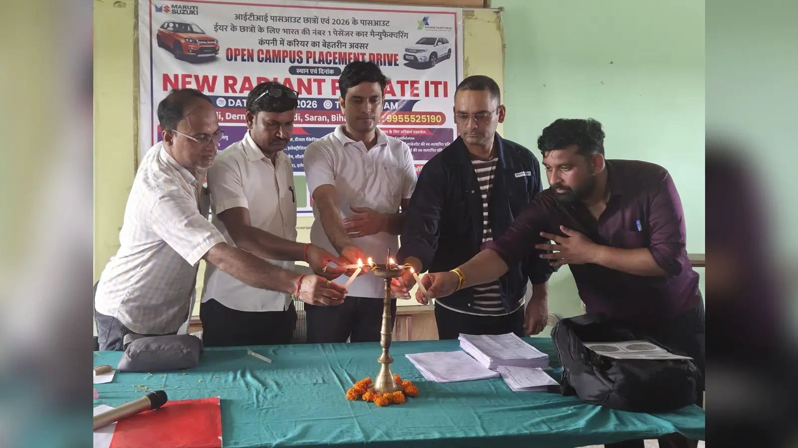 दीप प्रज्वलित करते मुख्य अतिथि | Prabhat Khabar Network दीप प्रज्वलित करते मुख्य अतिथि | Prabhat Khabar Network