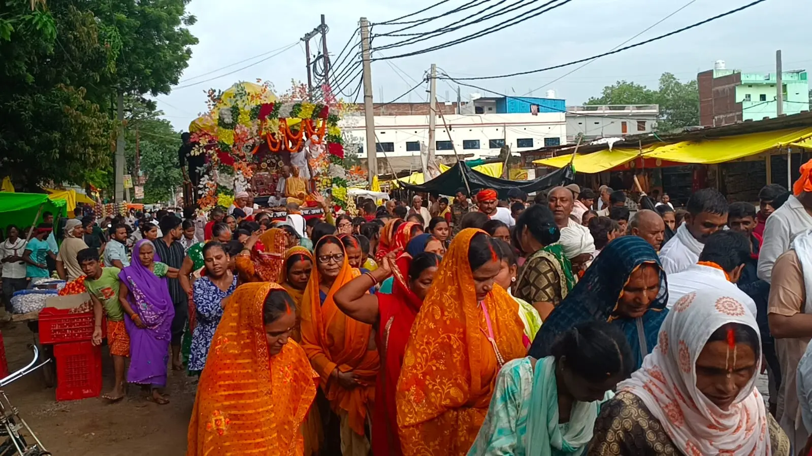 फोटो कैप्शन:- शोभायात्रा में शामिल | Prabhat Khabar Network फोटो कैप्शन:- शोभायात्रा में शामिल | Prabhat Khabar Network