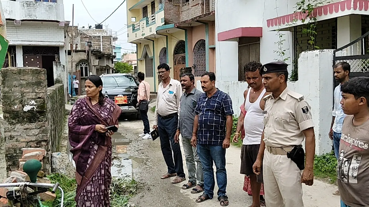 फोटो02, कैप्सन : जलजमाव स्थल का निरीक्षण करतीं महापौर गरिमा देवी सिकारिया व टीम | Prabhat Khabar Network फोटो02, कैप्सन : जलजमाव स्थल का निरीक्षण करतीं महापौर गरिमा देवी सिकारिया व टीम | Prabhat Khabar Network