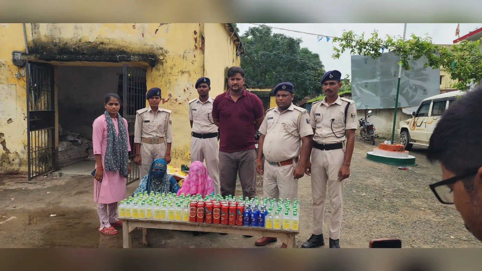 जब्त शराब व गिरफ्तार महिलाओं के साथ पुलिस | Prabhat Khabar Network जब्त शराब व गिरफ्तार महिलाओं के साथ पुलिस | Prabhat Khabar Network