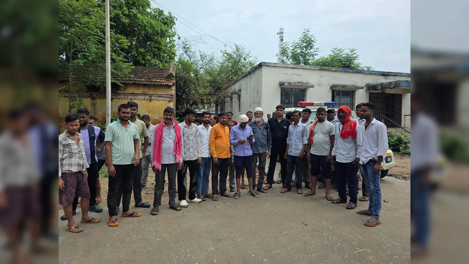 फ़ोटो पोस्टमार्टम हाउस के समीप पहुंचे मनोबल | Prabhat Khabar Network फ़ोटो पोस्टमार्टम हाउस के समीप पहुंचे मनोबल | Prabhat Khabar Network