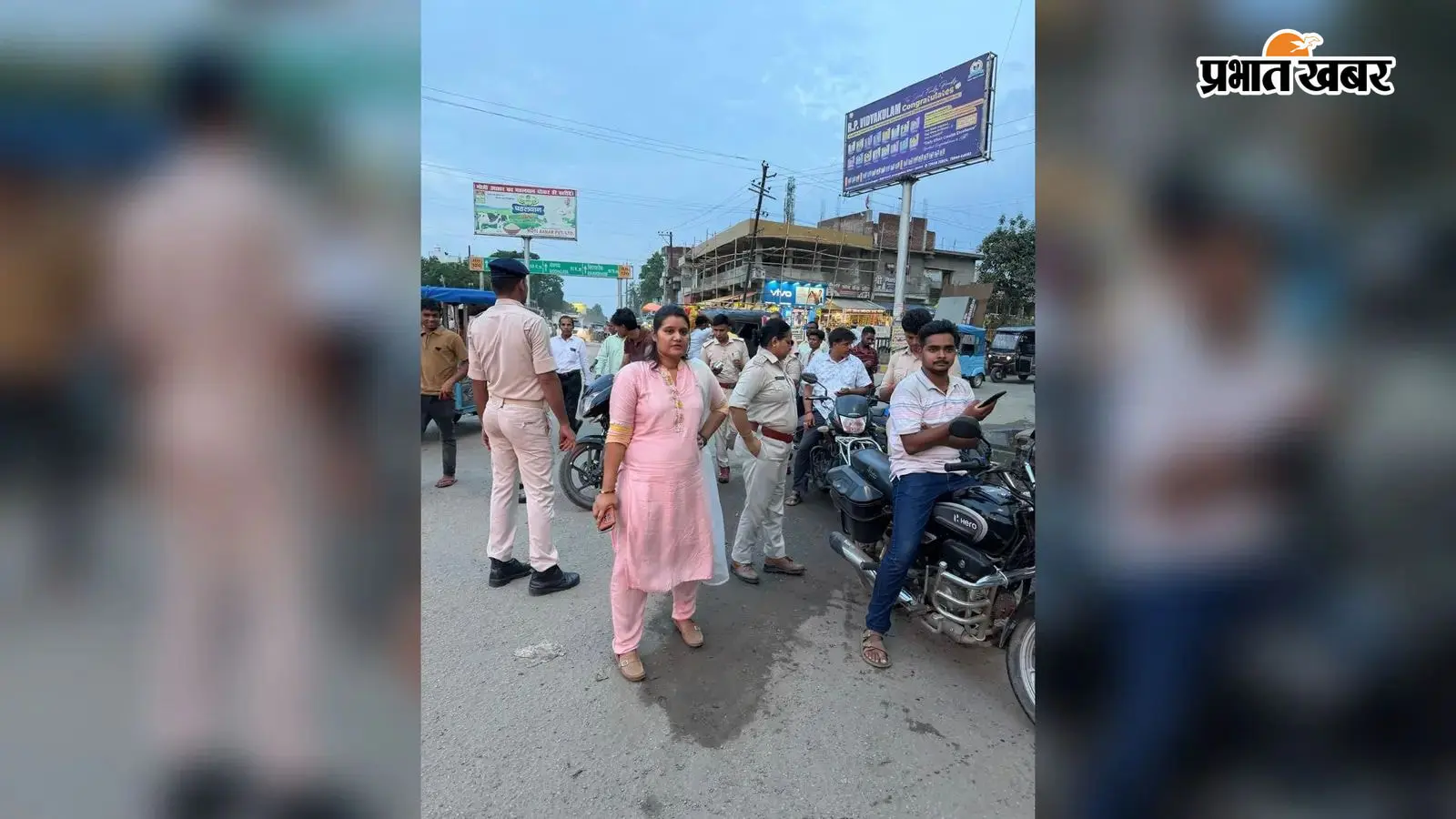 भखरुआ मोड़ पर चला सघन वाहन जांच अभियान . 79 वाहनों से 1.82 लाख रुपये जुर्माना वसूला भखरुआ मोड़ पर चला सघन वाहन जांच अभियान . 79 वाहनों से 1.82 लाख रुपये जुर्माना वसूला