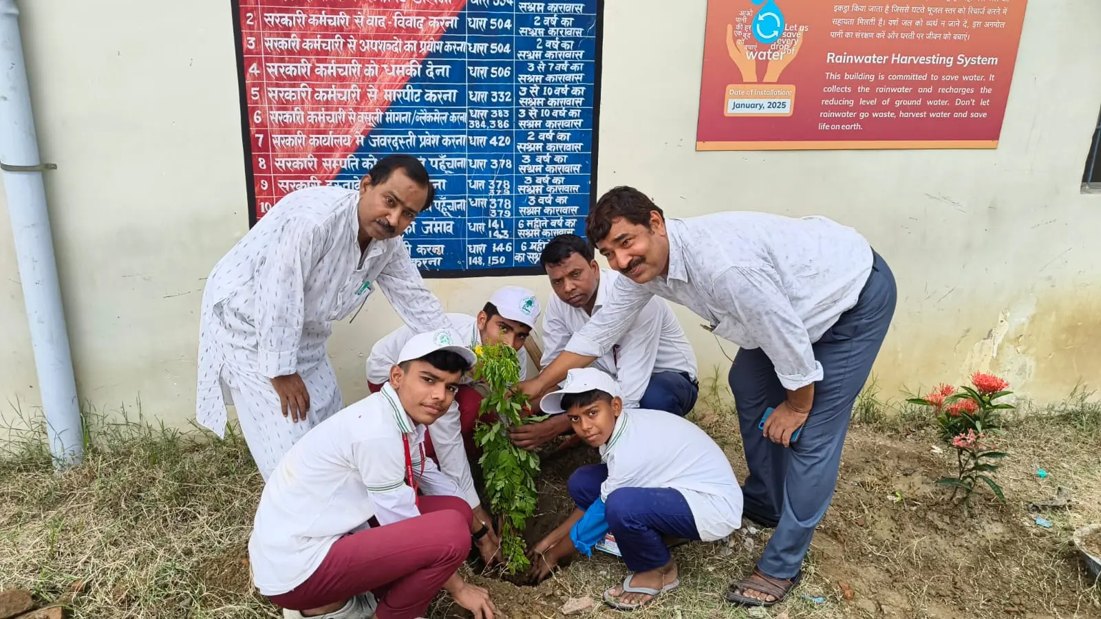 विद्यालय परिसर में किया गया वृक्षारोपण | Prabhat Khabar Network विद्यालय परिसर में किया गया वृक्षारोपण | Prabhat Khabar Network