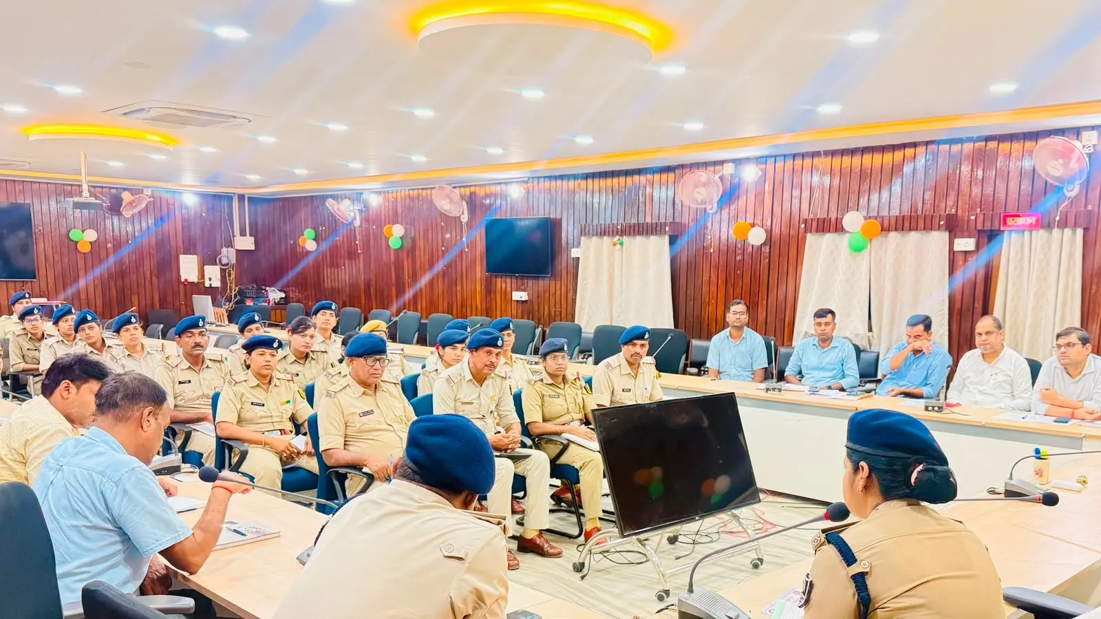 फोटो.जागरूकता कार्यक्रम को लेकर जिला समाहरणालय में आयोजित बैठक | Prabhat Khabar Network फोटो.जागरूकता कार्यक्रम को लेकर जिला समाहरणालय में आयोजित बैठक | Prabhat Khabar Network