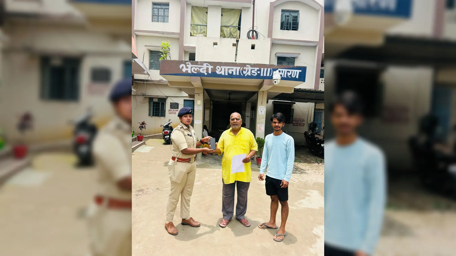फोटो कैप्शन - मोबाइल धारक को फोन सौंपती पुलिस | Prabhat Khabar Network फोटो कैप्शन - मोबाइल धारक को फोन सौंपती पुलिस | Prabhat Khabar Network