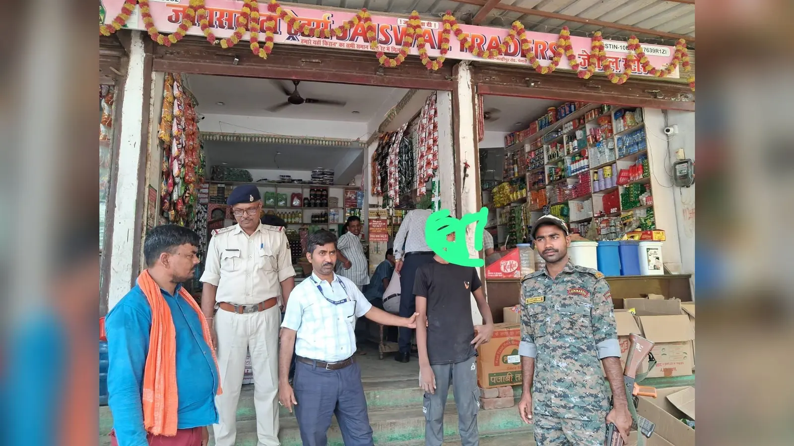 फोटो कैप्शन:- किराना दुकान से मुक्त कराया गया बालक के साथ बाल श्रम विभाग के अधिकारी | Prabhat Khabar Network फोटो कैप्शन:- किराना दुकान से मुक्त कराया गया बालक के साथ बाल श्रम विभाग के अधिकारी | Prabhat Khabar Network