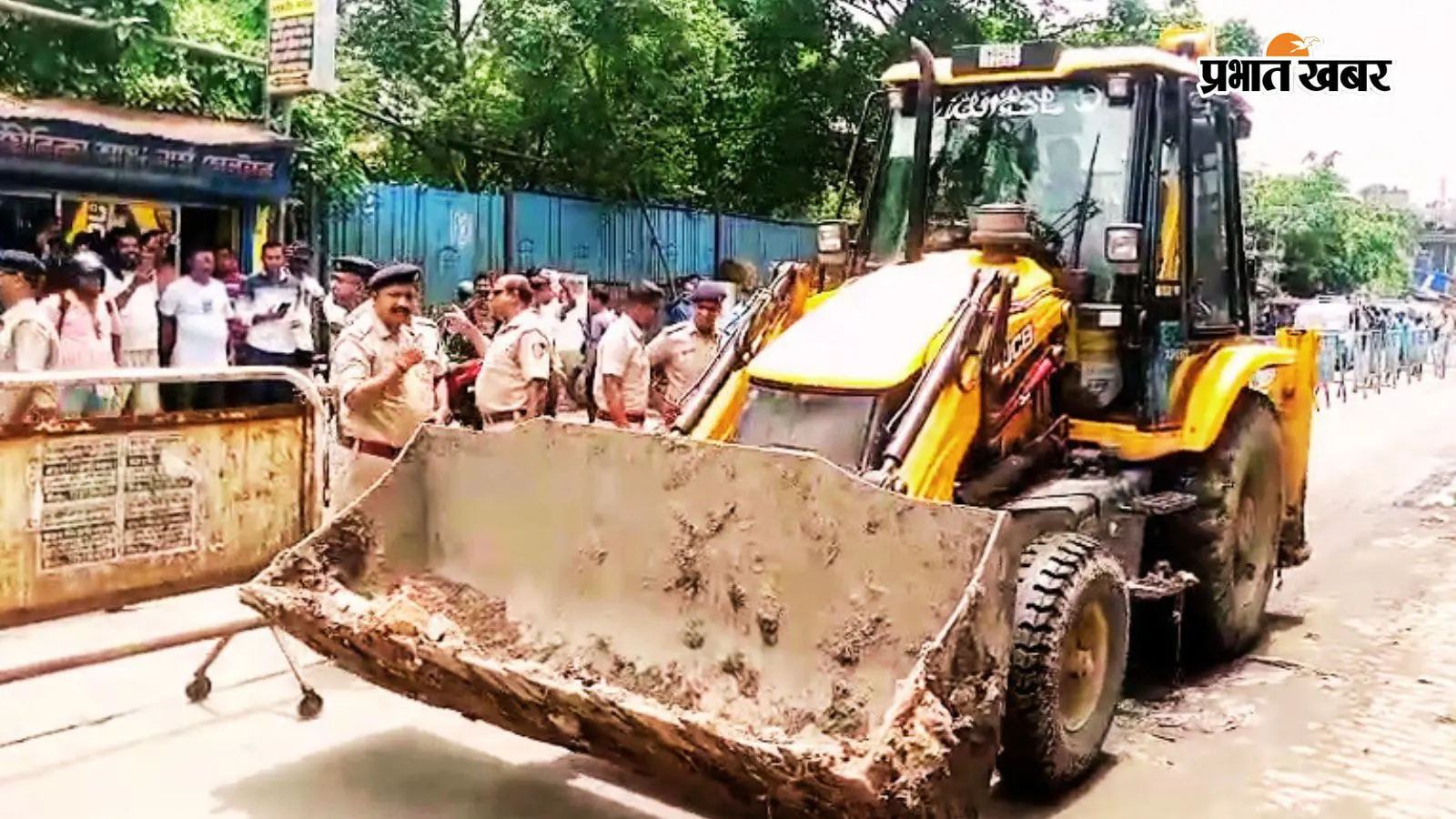 अभिषेक बनर्जी के कार्यालय को तोड़ने की कार्रवाई करने पहुंचा बुलडोजर. अभिषेक बनर्जी के कार्यालय को तोड़ने की कार्रवाई करने पहुंचा बुलडोजर.