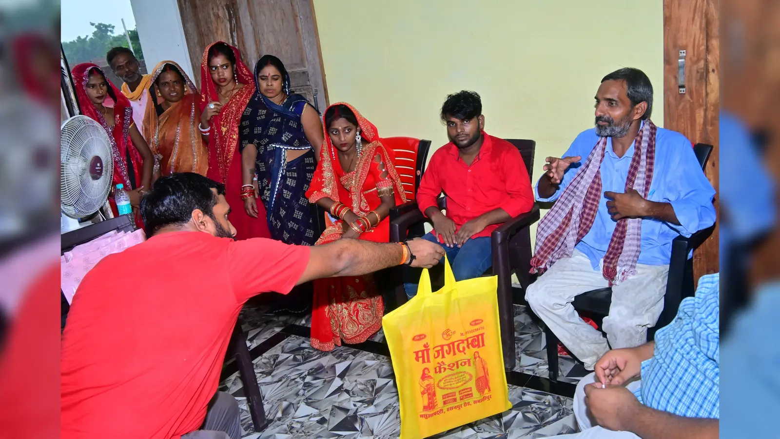 उपहार के साथ वर वधु | Prabhat Khabar Network उपहार के साथ वर वधु | Prabhat Khabar Network