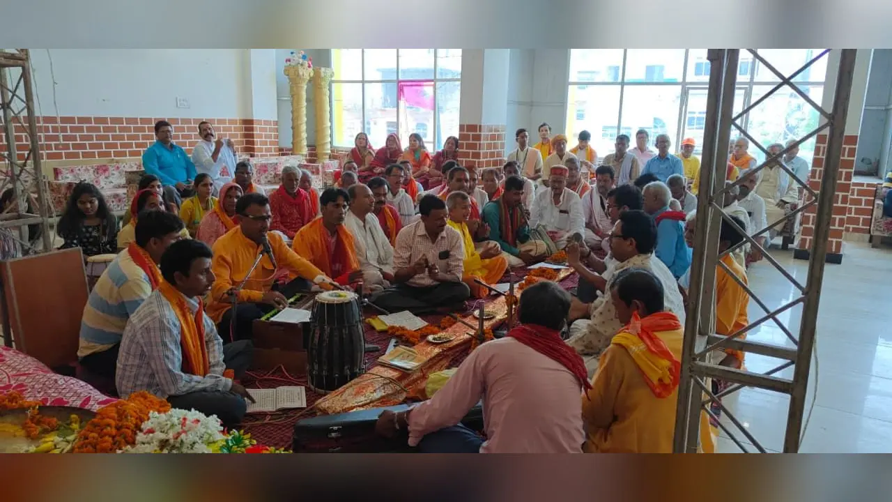 फोटो04, कैप्सन : द्वादश हनुमान चालीसा पाठ, सुंदरकांड और भजन-कीर्तन में मौजूद मंडलियां | Prabhat Khabar Network फोटो04, कैप्सन : द्वादश हनुमान चालीसा पाठ, सुंदरकांड और भजन-कीर्तन में मौजूद मंडलियां | Prabhat Khabar Network