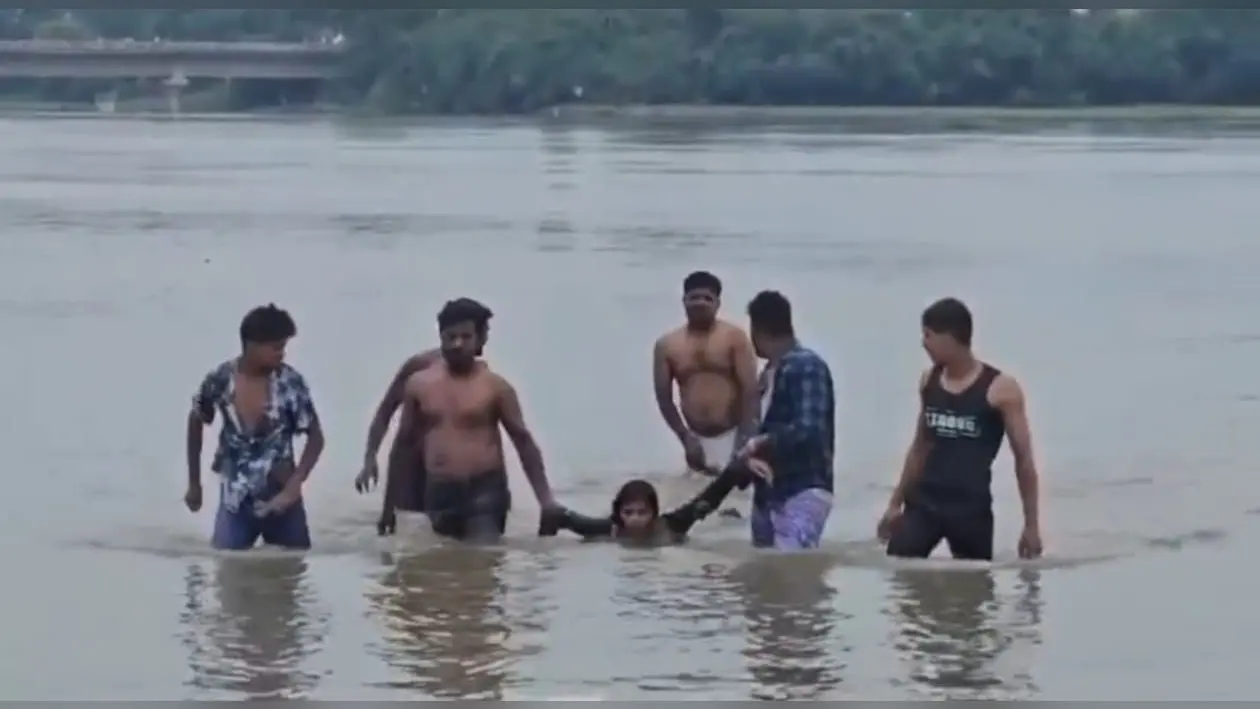 फोटो03, कैप्सन : सिकरहना नदी से महिला को बाहर निकालते ग्रामीण | Prabhat Khabar Network फोटो03, कैप्सन : सिकरहना नदी से महिला को बाहर निकालते ग्रामीण | Prabhat Khabar Network