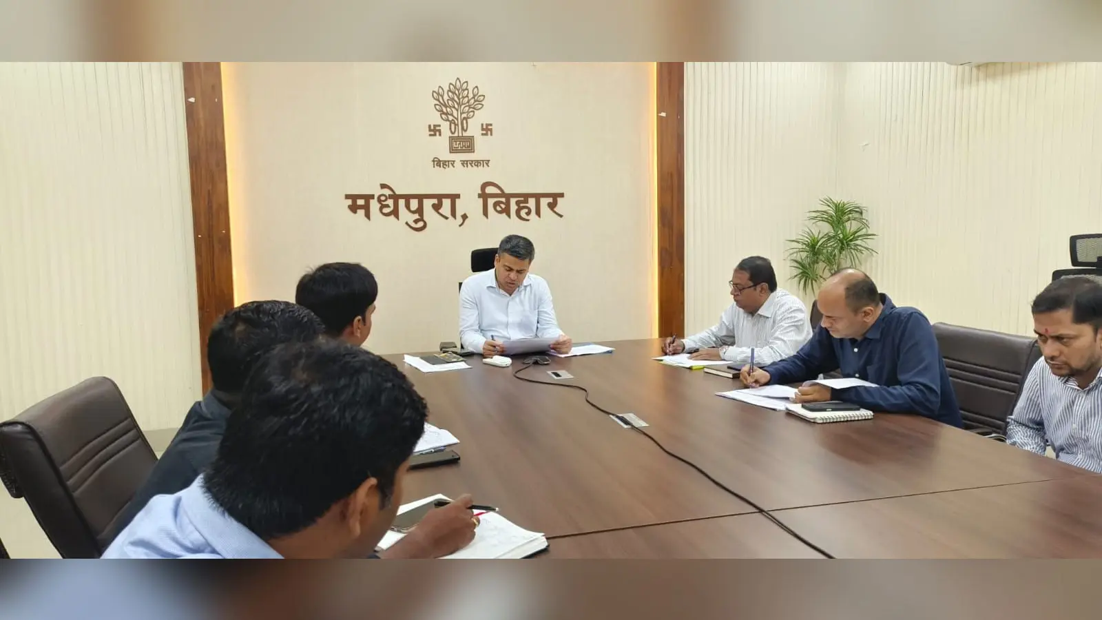 बैठक में अधिकारियों को निर्देशित करते डीएम | Prabhat Khabar Network बैठक में अधिकारियों को निर्देशित करते डीएम | Prabhat Khabar Network