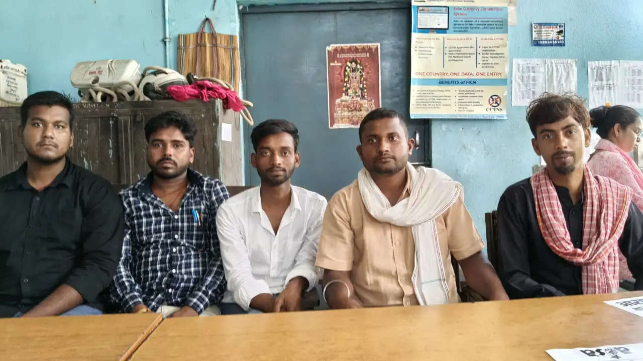 थाना में गिरफ्तार छात्र नेता | Prabhat Khabar Network थाना में गिरफ्तार छात्र नेता | Prabhat Khabar Network