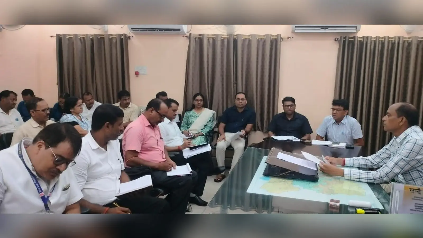 फोटो संख्या 01- पदाधिकारियों के साथ बैठक करते डीएम शैलेंद्र कुमार | Prabhat Khabar Network फोटो संख्या 01- पदाधिकारियों के साथ बैठक करते डीएम शैलेंद्र कुमार | Prabhat Khabar Network