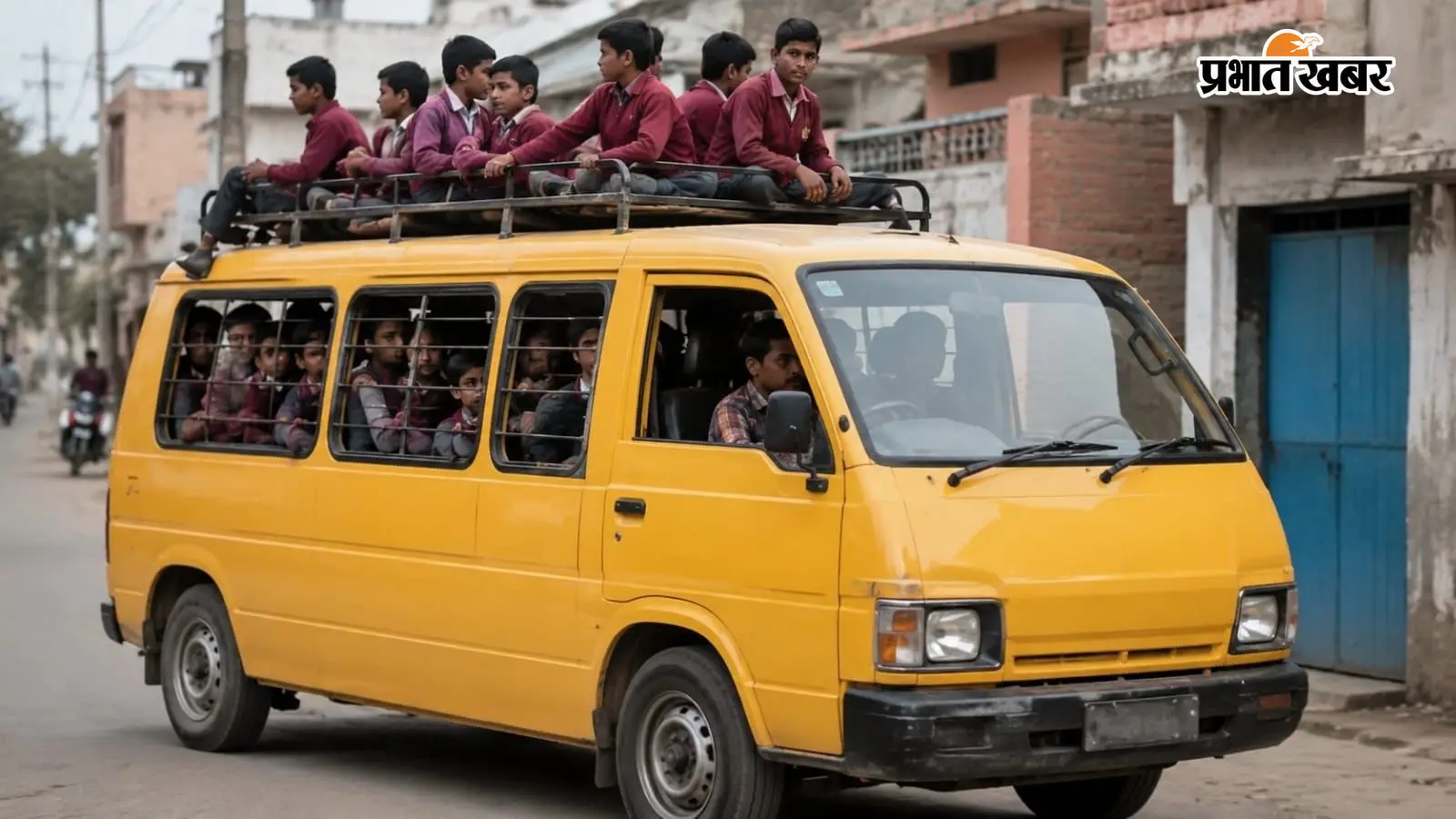 बिजनौर स्कूल वैन: बच्चों की जान से खिलवाड़, छत पर बैठाया बिजनौर स्कूल वैन: बच्चों की जान से खिलवाड़, छत पर बैठाया