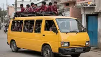 स्कूल वैन बनी खतरे का सफर, छत पर बैठे बच्चों का VIDEO वायरल