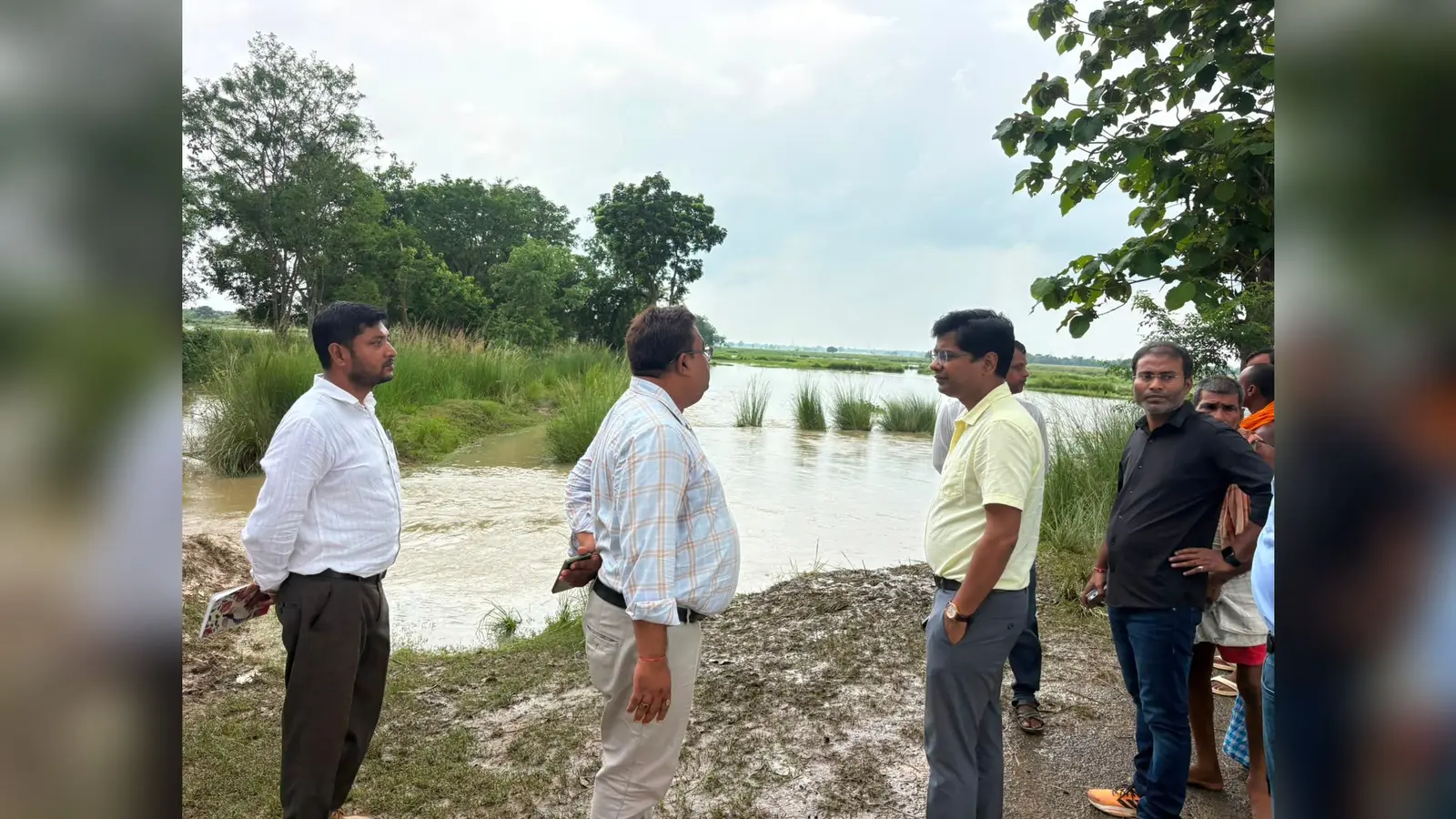 अधिकारियों के साथ टूटे तटबंध का निरीक्षण करते एसडीओ नागमणि कुमार वर्मा | Prabhat Khabar Network अधिकारियों के साथ टूटे तटबंध का निरीक्षण करते एसडीओ नागमणि कुमार वर्मा | Prabhat Khabar Network