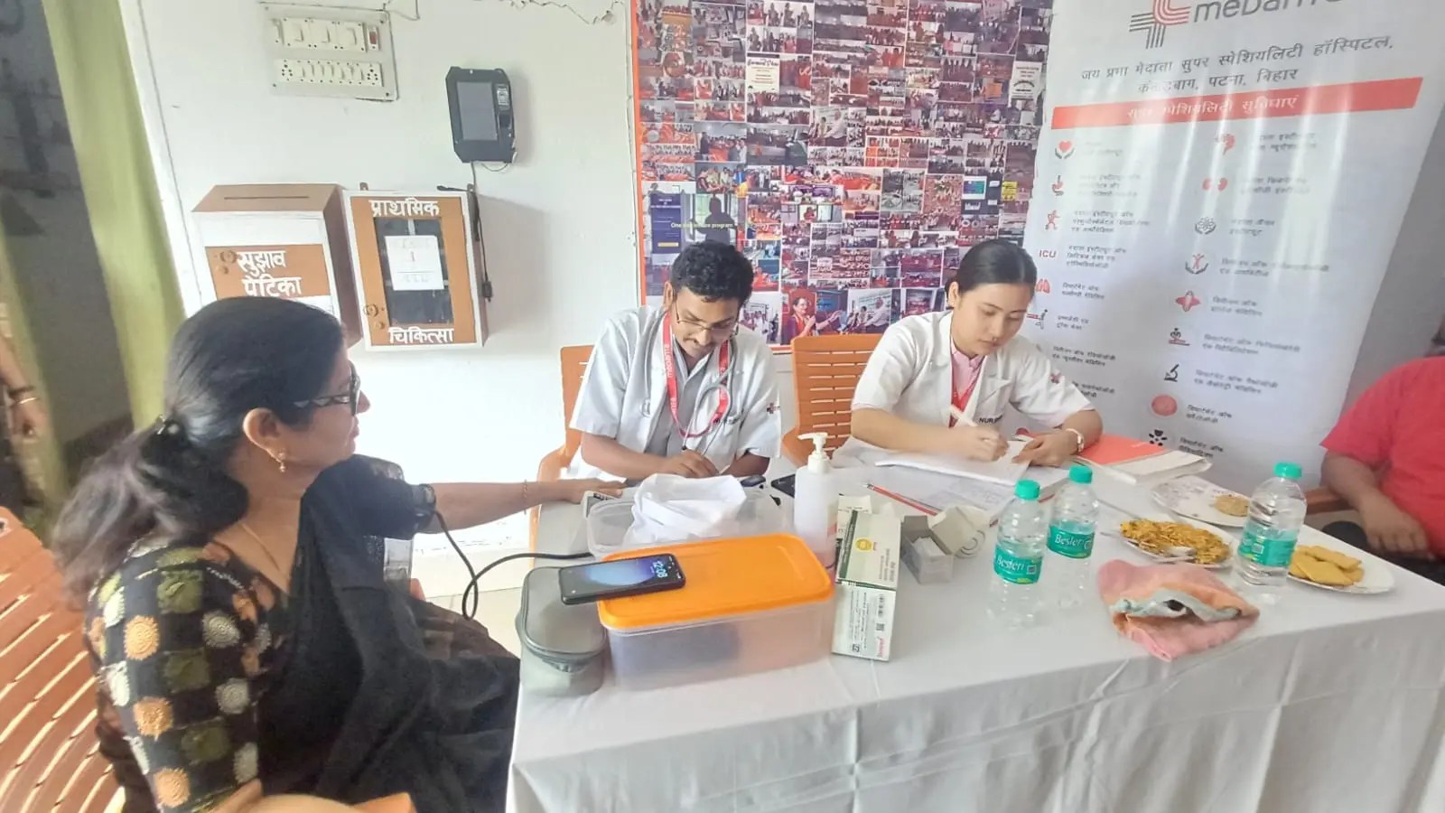 एक महिला की जांच करते चिकित्सक | Prabhat Khabar Network एक महिला की जांच करते चिकित्सक | Prabhat Khabar Network