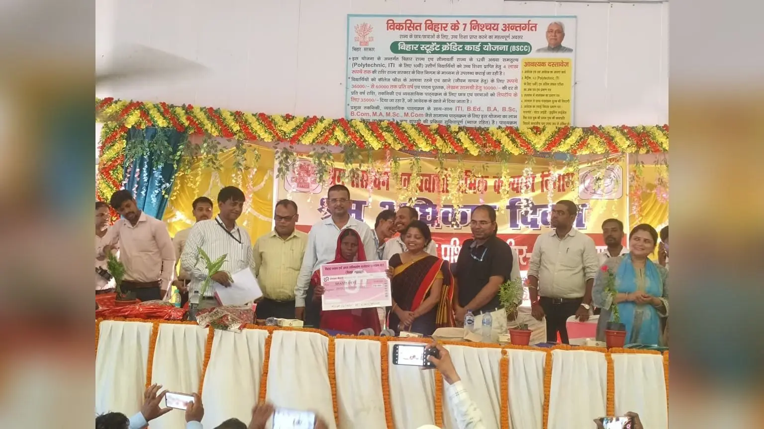 कार्यक्रम के दौरान उप श्रमायुक्त पुनम कुमारी व अन्य | Prabhat Khabar Network कार्यक्रम के दौरान उप श्रमायुक्त पुनम कुमारी व अन्य | Prabhat Khabar Network