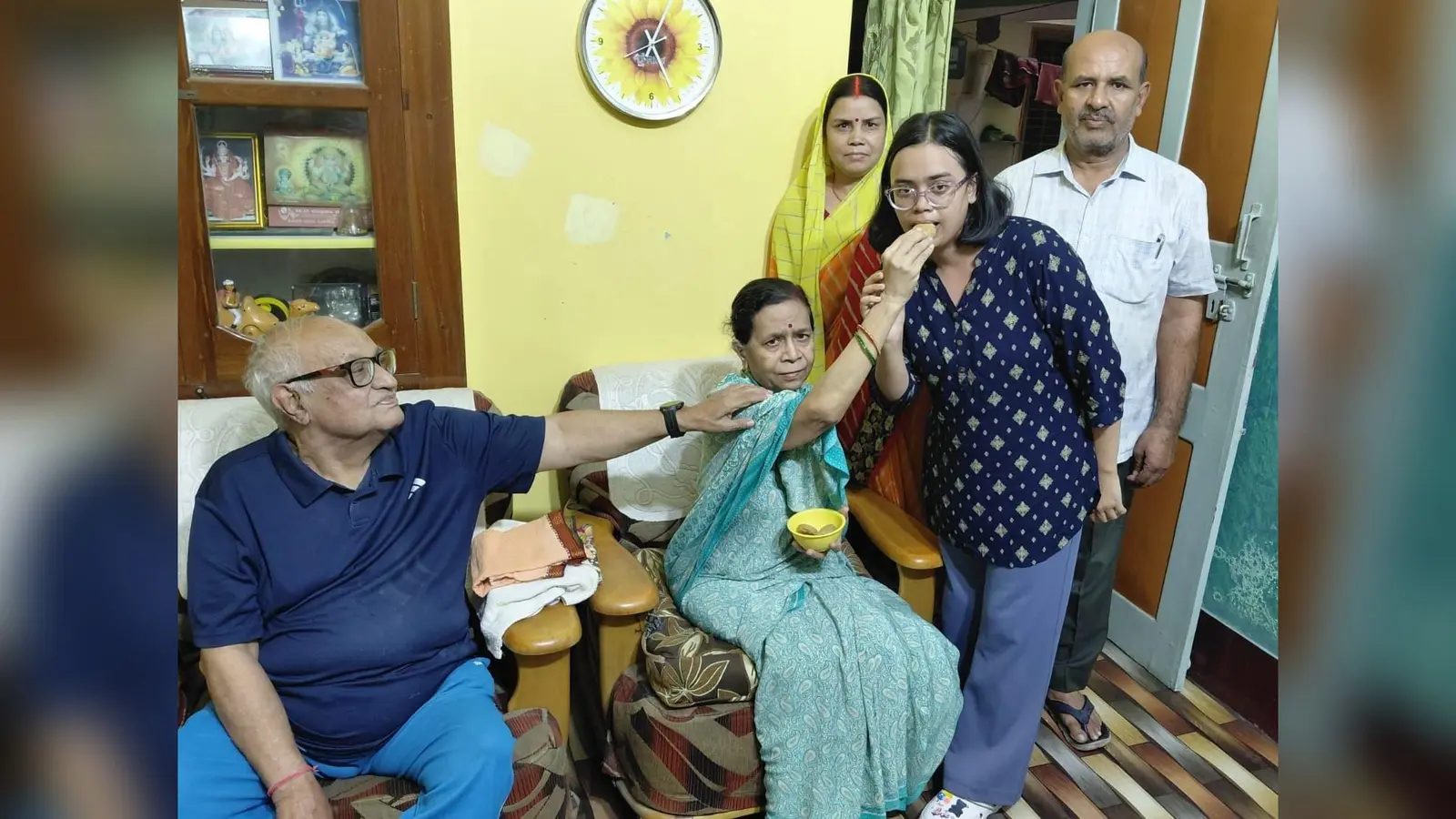 नोट: फोटो नंबर 18 सीएचपी 29 है कैप्सन होगा- महिमा की सफलता पर मिठाई खिलाते रिटायर्ड डीएस डॉक्टर शंभू नाथ सिंह व उनकी पत्नी पूनम रानी सिंह | Prabhat Khabar Network नोट: फोटो नंबर 18 सीएचपी 29 है कैप्सन होगा- महिमा की सफलता पर मिठाई खिलाते रिटायर्ड डीएस डॉक्टर शंभू नाथ सिंह व उनकी पत्नी पूनम रानी सिंह | Prabhat Khabar Network