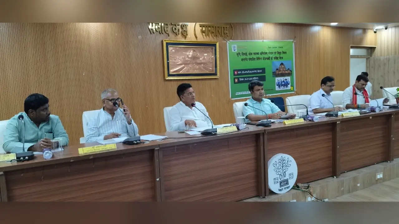 फोटो- बैठक में शामिल जनप्रतिनिधि व डीएम | Prabhat Khabar Network फोटो- बैठक में शामिल जनप्रतिनिधि व डीएम | Prabhat Khabar Network