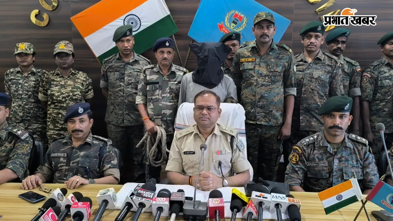 नक्सली कमांडर अजय महतो के बारे में जानकारी देते डॉ बिमल कुमार नक्सली कमांडर अजय महतो के बारे में जानकारी देते डॉ बिमल कुमार