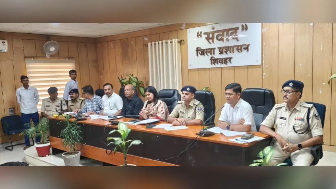 संयुक्त ब्रीफिंग के दौरान डीएम प्रतिभा रानी, एसपी शैलेन्द्र सिंह एवं अन्य पदाधिकारी गण | Prabhat Khabar Network संयुक्त ब्रीफिंग के दौरान डीएम प्रतिभा रानी, एसपी शैलेन्द्र सिंह एवं अन्य पदाधिकारी गण | Prabhat Khabar Network