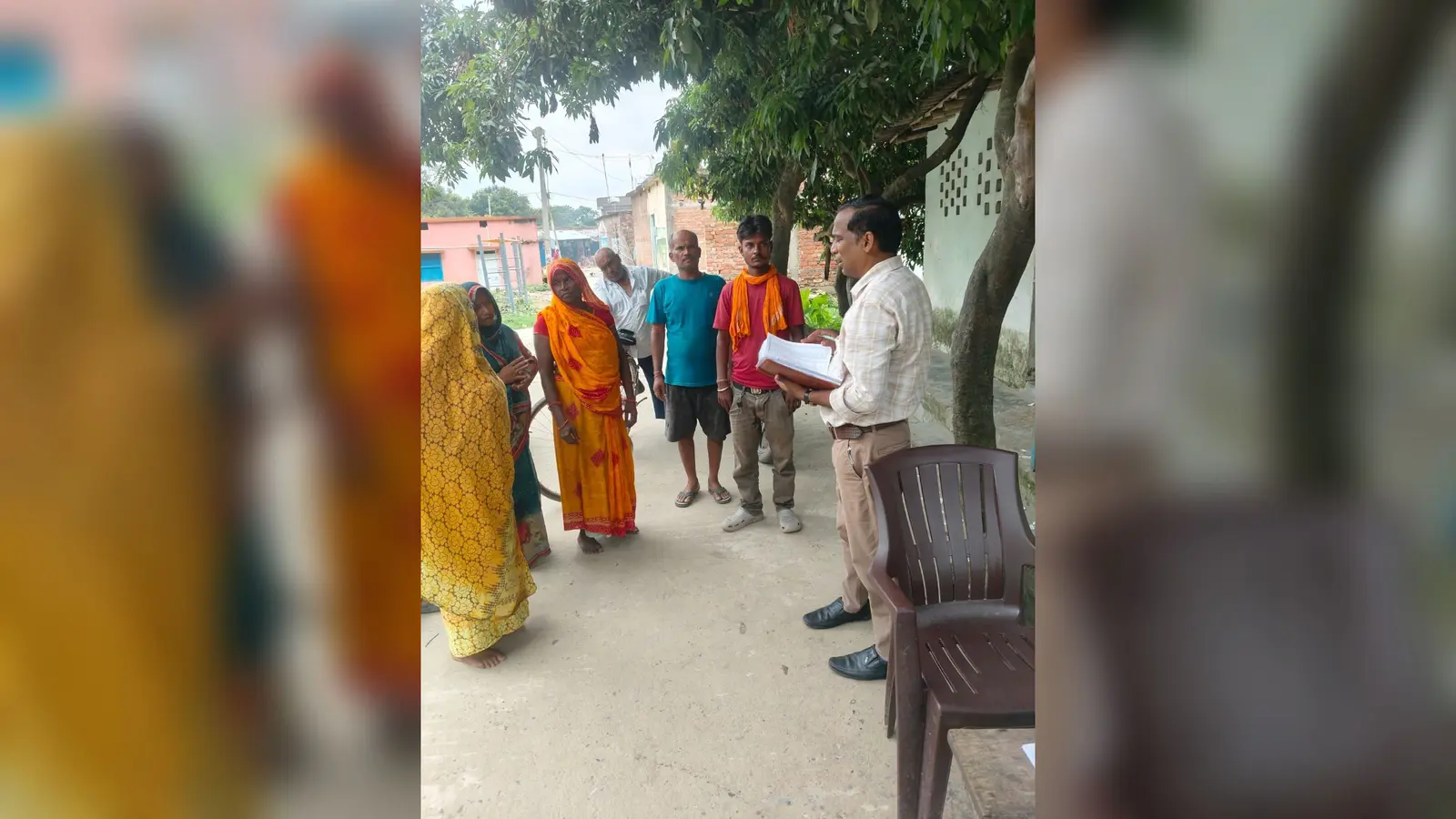 फोटो 12, फील्ड विजिट कर पात्र लाभुकों को जानकारी देते अधिकारी | Prabhat Khabar Network फोटो 12, फील्ड विजिट कर पात्र लाभुकों को जानकारी देते अधिकारी | Prabhat Khabar Network