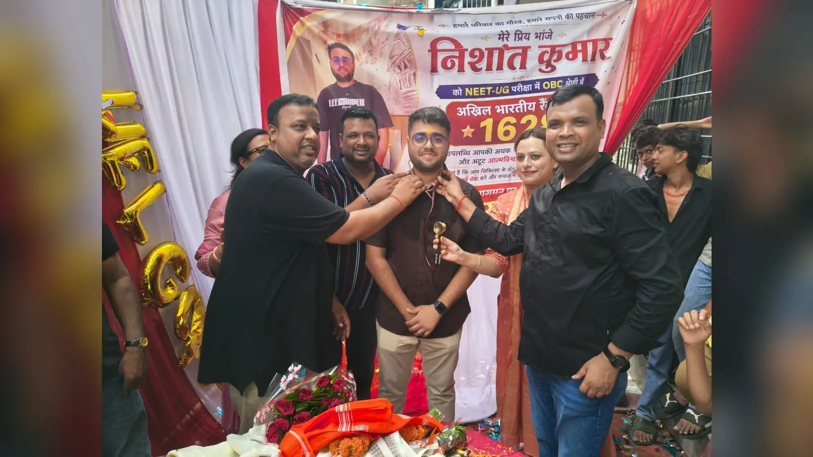 निशांत का स्वागत करते राहुल कुमार व अन्य | Prabhat Khabar Network निशांत का स्वागत करते राहुल कुमार व अन्य | Prabhat Khabar Network