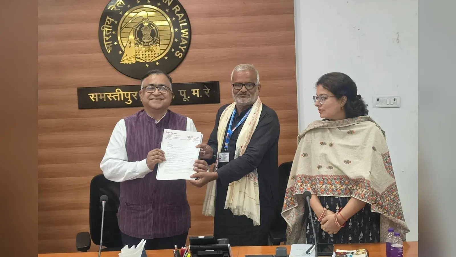 फोटो : परामर्शदात्री समिति की बैठक में सदस्य विष्णुदेव सिंह यादव को सम्मानित करते रेलवे के अघिकारी | Prabhat Khabar Network फोटो : परामर्शदात्री समिति की बैठक में सदस्य विष्णुदेव सिंह यादव को सम्मानित करते रेलवे के अघिकारी | Prabhat Khabar Network