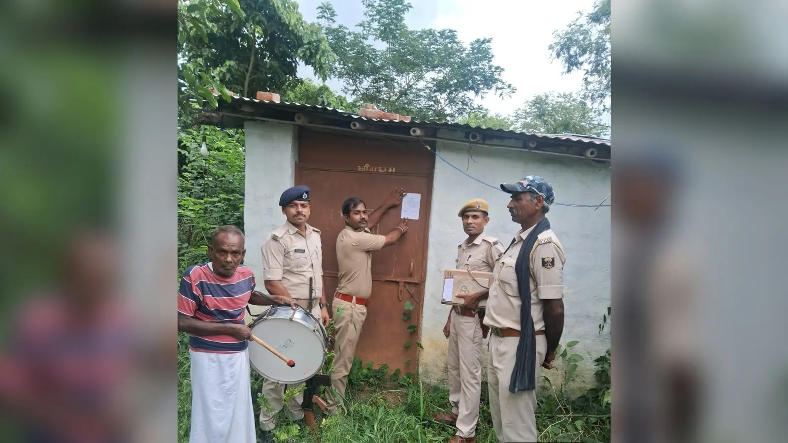 कोटपट्टी हत्या कांड के मुख्य आरोपी के घर इश्तेहार चिपकाती पुलिस | Prabhat Khabar Network कोटपट्टी हत्या कांड के मुख्य आरोपी के घर इश्तेहार चिपकाती पुलिस | Prabhat Khabar Network