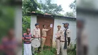 बिजुली ठाकुर हत्याकांड के मुख्य आरोपित के घर पुलिस ने चिपकाया इश्तिहार