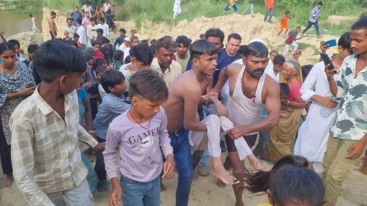 फोटो :- बेनीपट्टी के मकिया गांव में शव को ढूंढते स्थानीय लोग, मौके पर जुटी लोगों की भीड़ | Prabhat Khabar Network फोटो :- बेनीपट्टी के मकिया गांव में शव को ढूंढते स्थानीय लोग, मौके पर जुटी लोगों की भीड़ | Prabhat Khabar Network