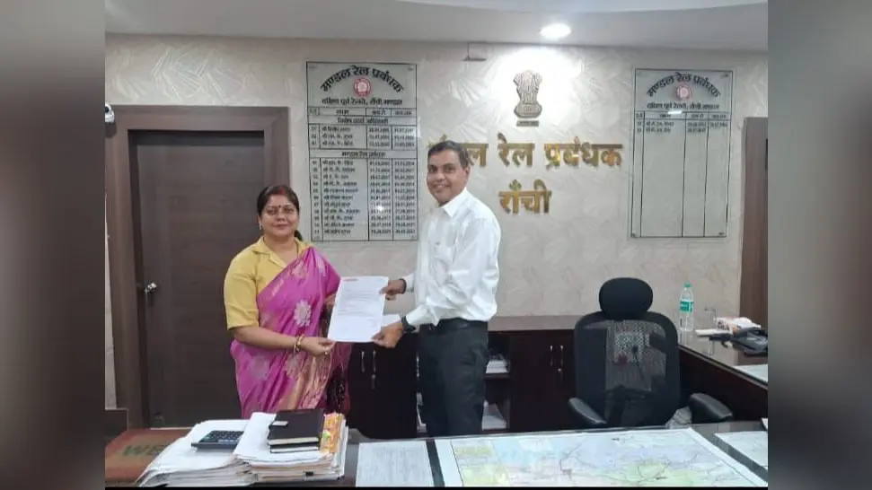 ओम आरोहणम संस्था के शेफाली गुप्ता पत्र लेते | Prabhat Khabar Network ओम आरोहणम संस्था के शेफाली गुप्ता पत्र लेते | Prabhat Khabar Network