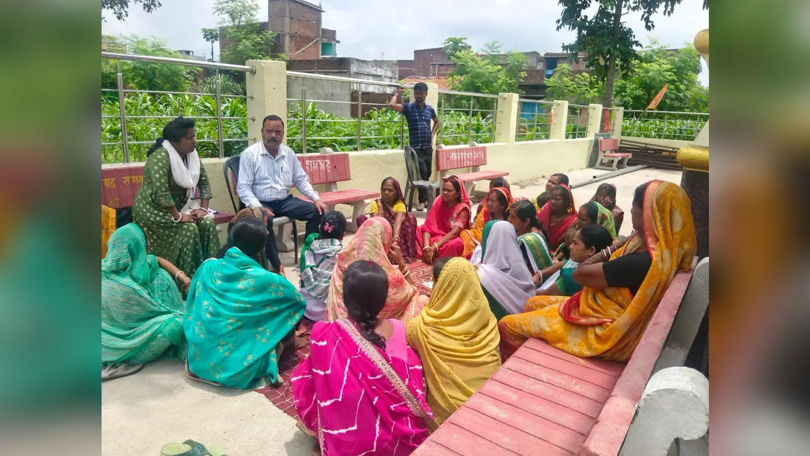 फोटो फाइल 18 आर-3 आयोजित बैठक के दौरान महिला आरोग्य समिति का गठन करते वार्ड पार्षद देवधारी महतो व उपस्थित महिलाएं. | Prabhat Khabar Network फोटो फाइल 18 आर-3 आयोजित बैठक के दौरान महिला आरोग्य समिति का गठन करते वार्ड पार्षद देवधारी महतो व उपस्थित महिलाएं. | Prabhat Khabar Network