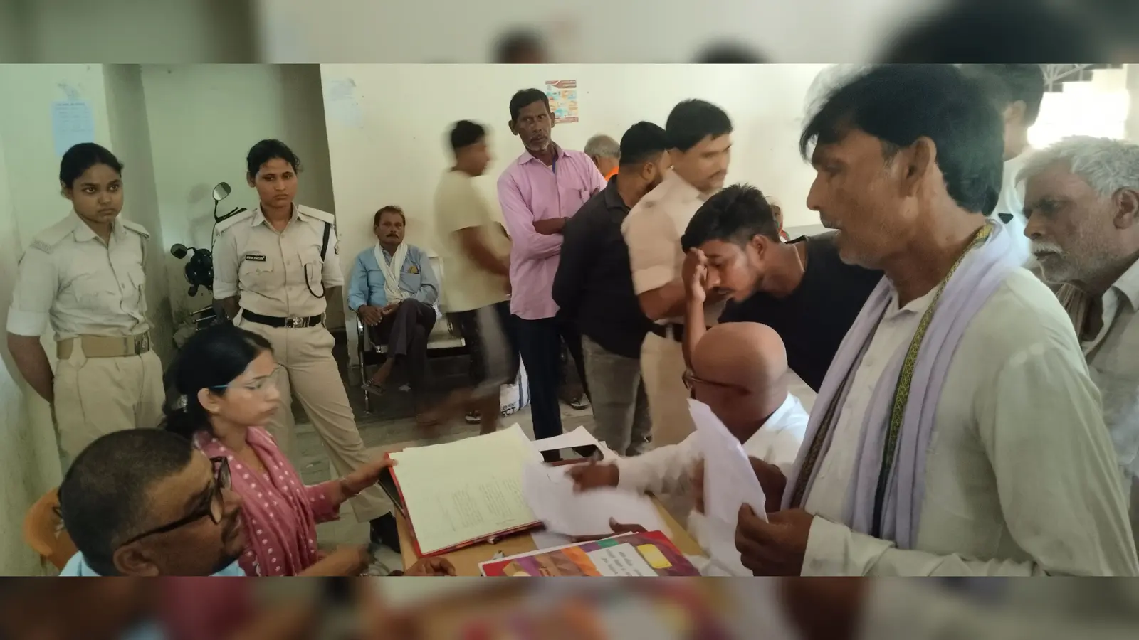 सुनवाई करते अंचल पदाधिकारी | Prabhat Khabar Network सुनवाई करते अंचल पदाधिकारी | Prabhat Khabar Network